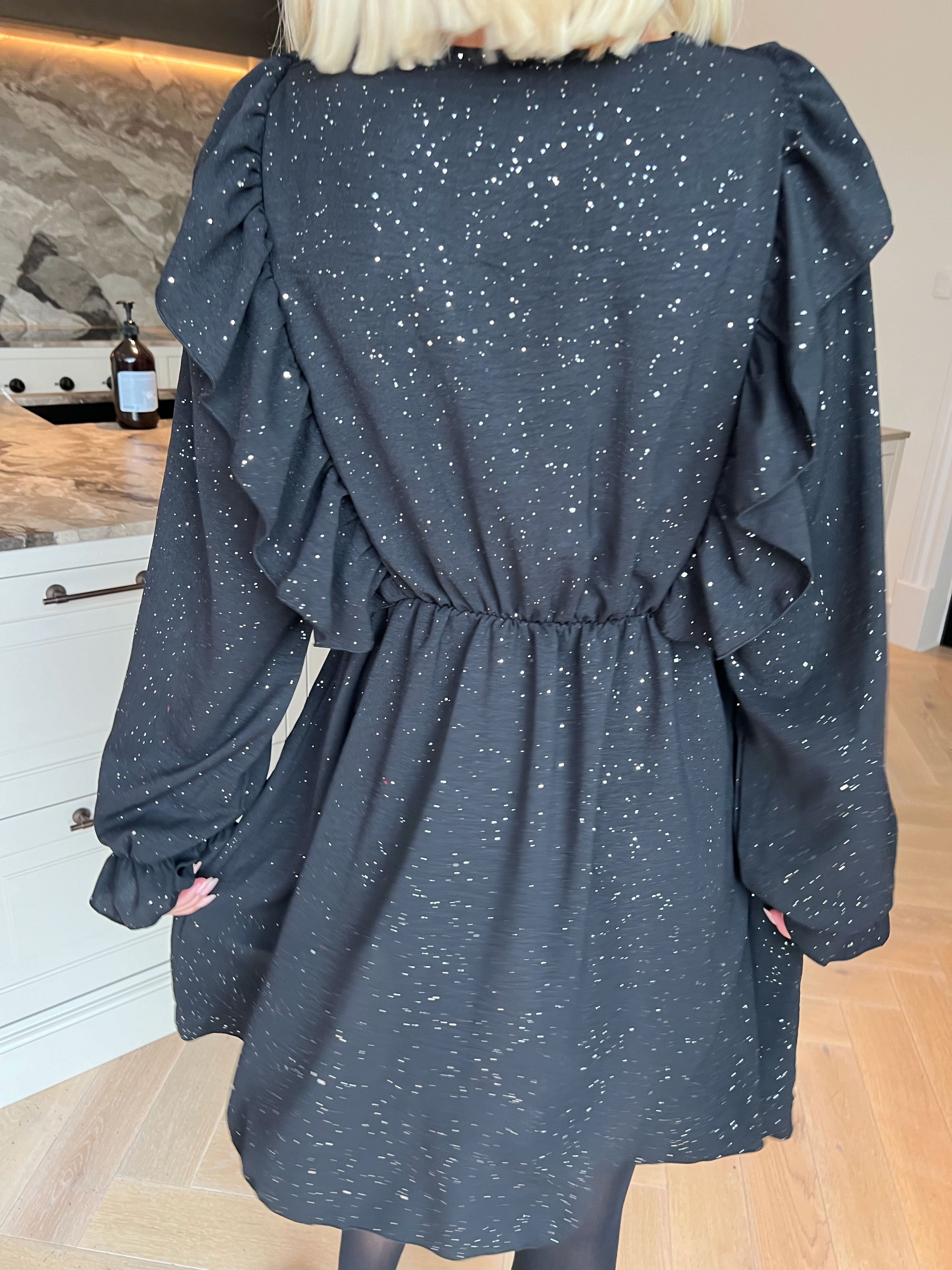 Ornella - Söt volangklänning i plus size i en mjuk viskosblandning med fina glitterdetaljer